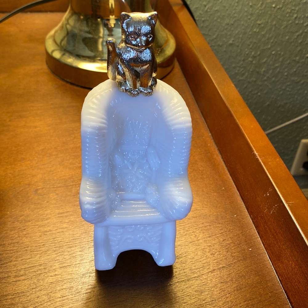 Vintage AVON perfume bottle figurine - “sitting pretty”